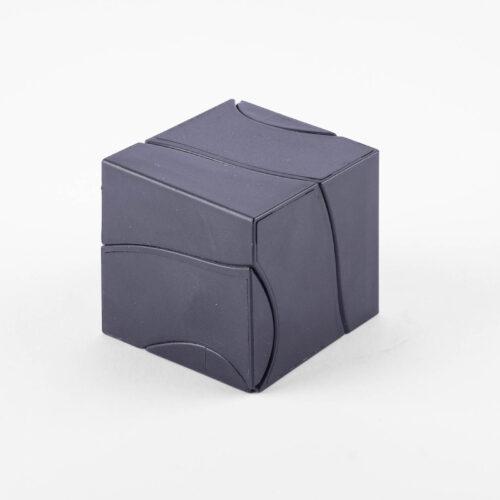 Wenn, dann. Julian liebt es, Lösungen zu suchen und seine analytischen Fähigkeiten zu trainieren, programmieren auf analog.