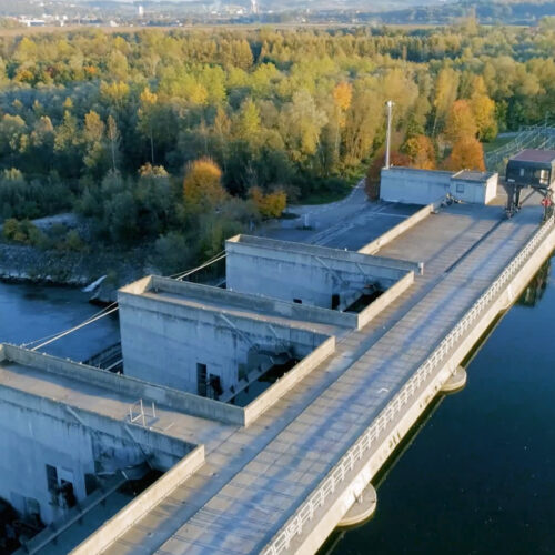 Bild vergrößern - Drohnenaufnahme Wasserkraftwerk - Screenshot aus dem Video  Drohnenaufnahme Wasserkraftwerk - Screenshot aus dem Video