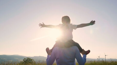 Kind auf Schultern des Vaters - Screenshot aus dem Video 