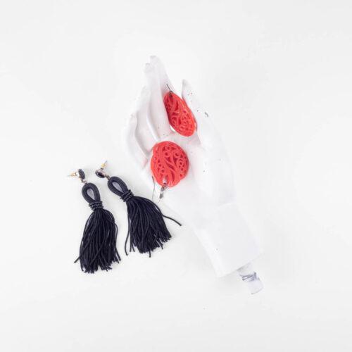 Was für Katrin cooles Schuhwerk ist, sind für Johanna Ohrringe. Stoff, Plastik oder Metall, schwarz oder farbig – Hauptsache, sie baumeln!