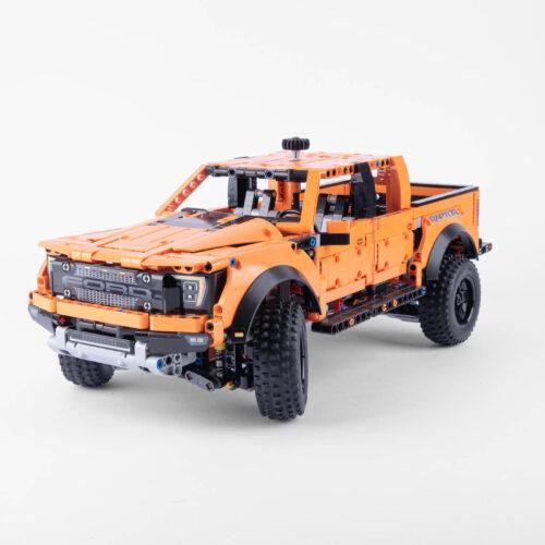 Ob mit seinen beiden Kids, allein oder bei Positionierungworkshops: Die legendären Kunststoff-Blöcke lassen nicht nur Julian, sondern auch Mike nicht los.