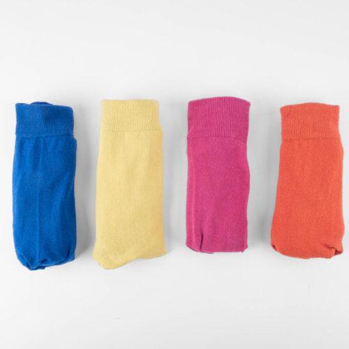 Mike hält es mit einer alten indianischen Weisheit: Trägst du zwei verschiedene Socken, ist es wurscht, wenn die Waschmaschine manchmal einen behält.