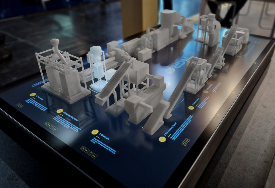 Detailaufnahme beleuchtetes Anlagenteil. Interaktives analoges 3D Modell für Produkt- und Warenfluss Präsentation auf Messestand der Messe K