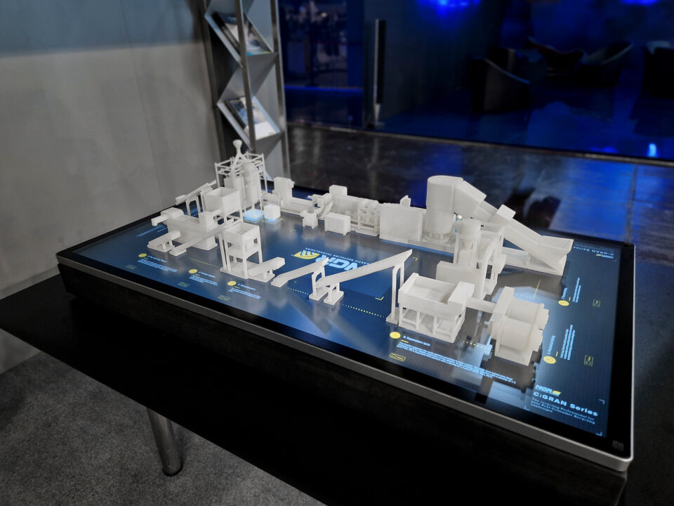 Interaktives analoges 3D Modell für Produkt- und Warenfluss Präsentation auf Messestand der Messe K