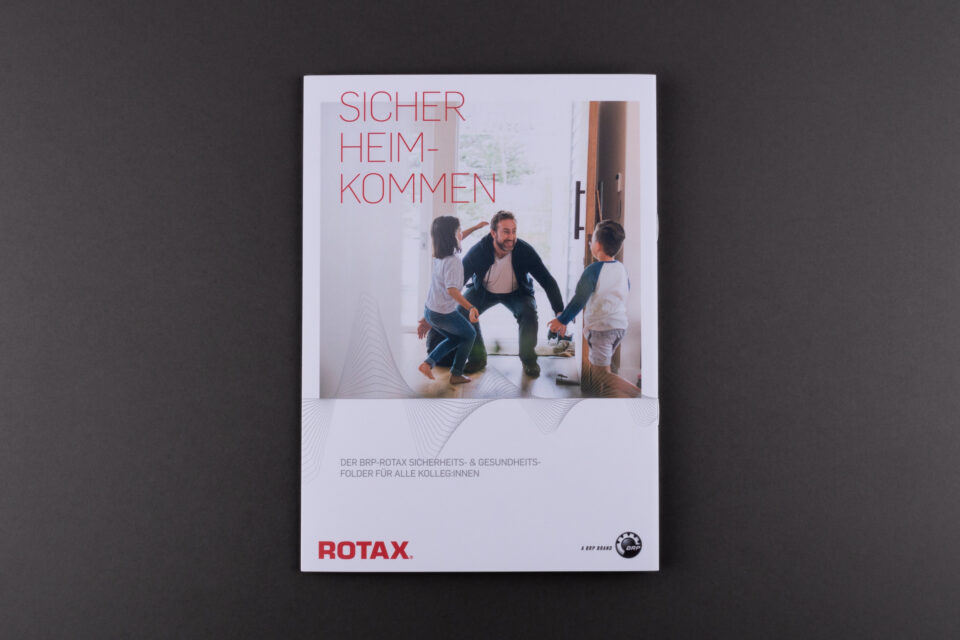 Folder über Sicherheit am Arbeitsplatz für Mitarbeiter·innen eines Herstellers von Antriebssystemen für Powersportpodukte