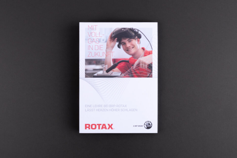 Informationsfolder über die Lehre bei einem Hersteller von Antriebssystemen für Powersportpodukte. Employer Branding für KMUs und Großunternehmen.