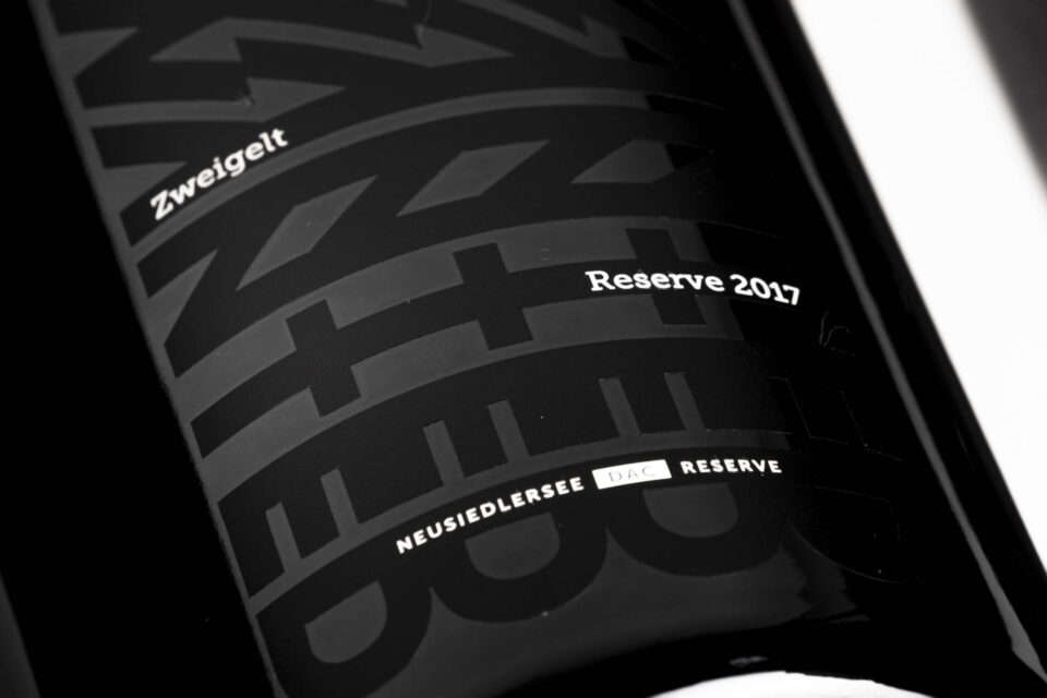 Verpackungsdesign Weinflasche. Edles Design und Druckveredelungen