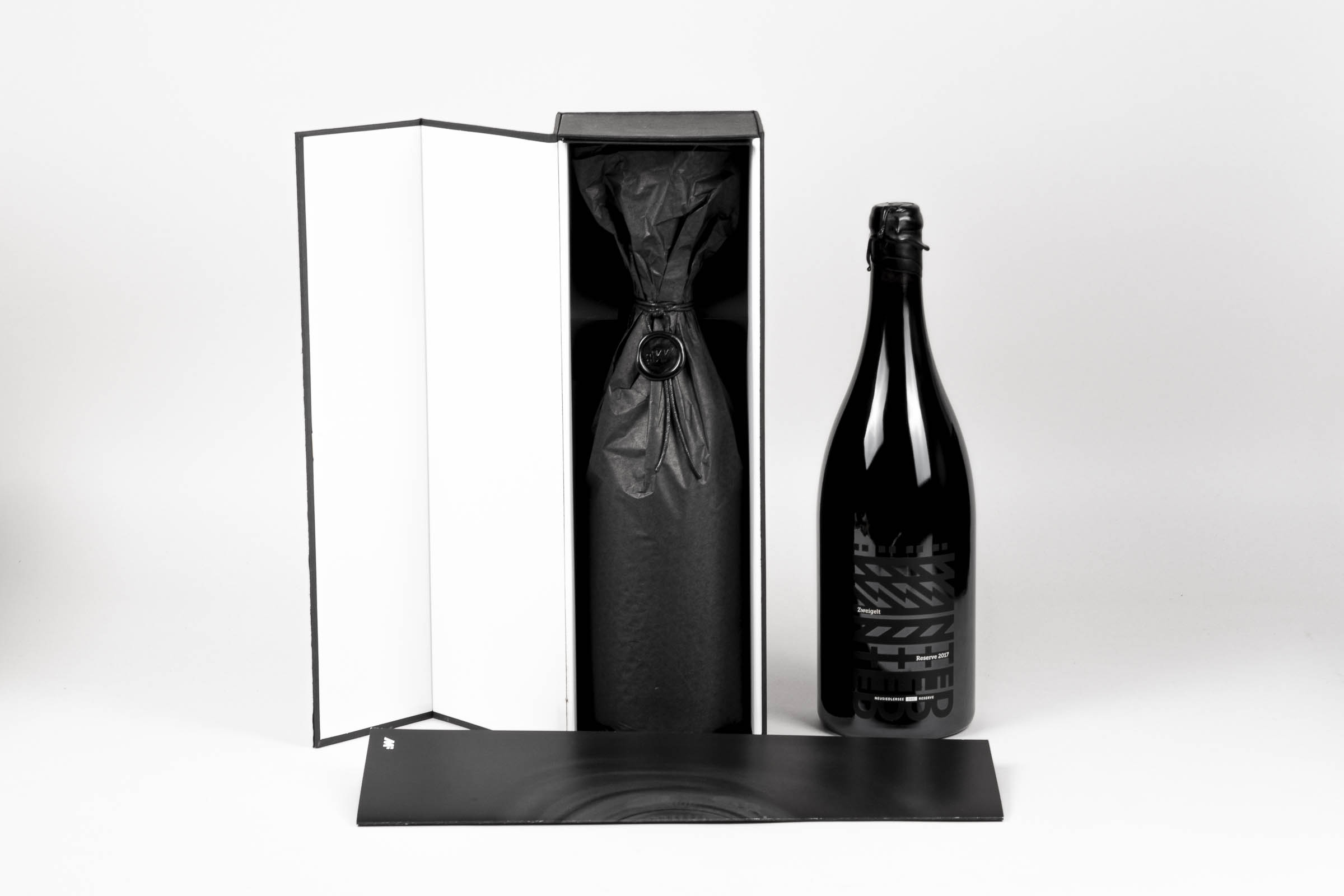 Verpackungsdesign Weinflasche. Edles Design und Druckveredelungen