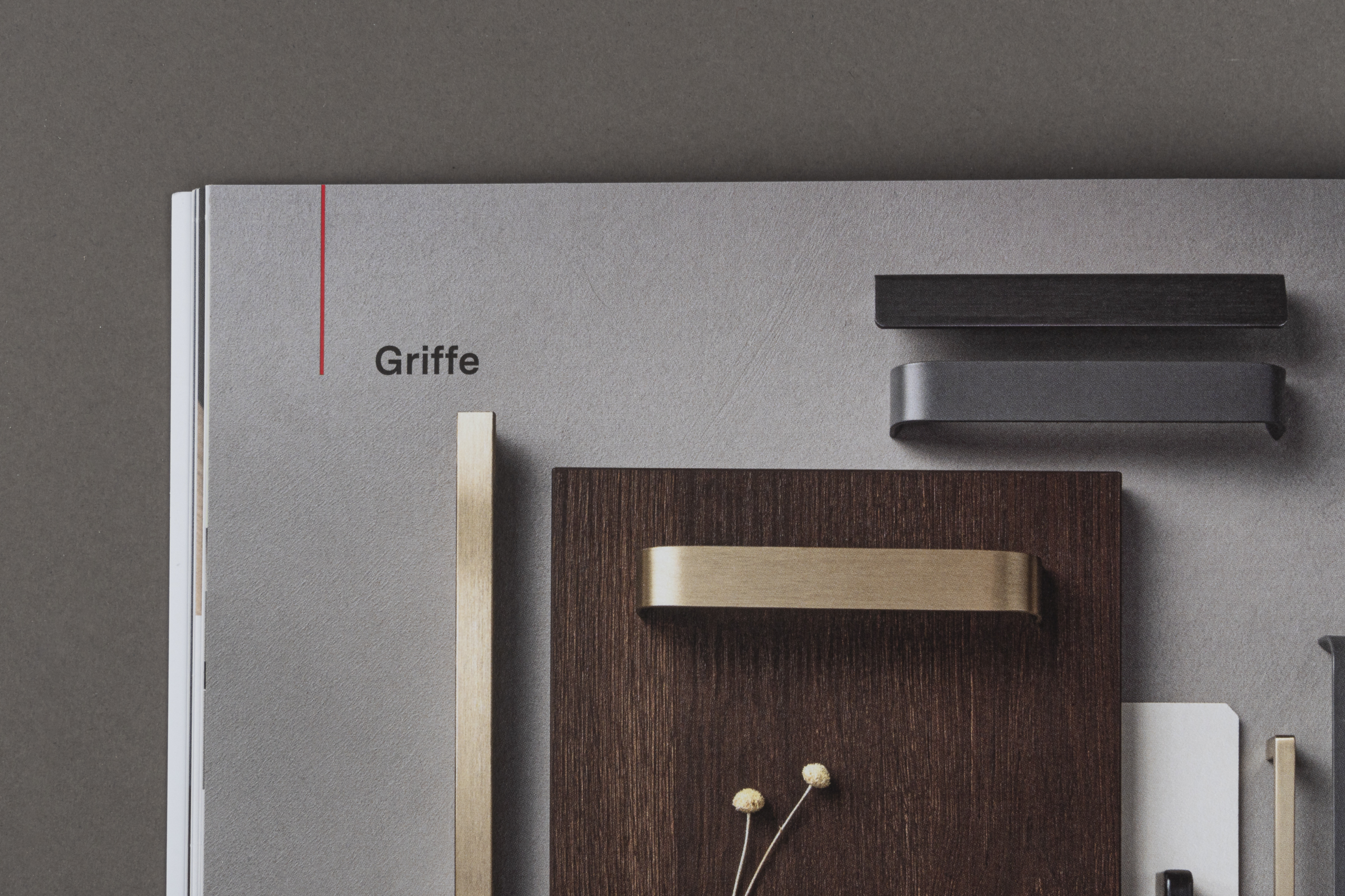 Detailaufnahme vom ewe Produktkatalog mit großflächigen Bildern und spannendem Layout