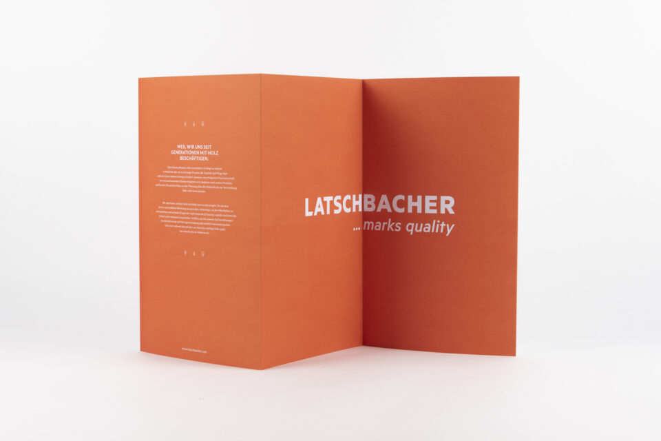 Rückseite aufgeklappter Latschbacher Imagefolder