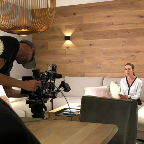 Bild vergrößern - Aufnahme Frau auf Couch - Paul Levin Videodreh Behind the scenes Aufnahme Frau auf Couch - Paul Levin Videodreh Behind the scenes