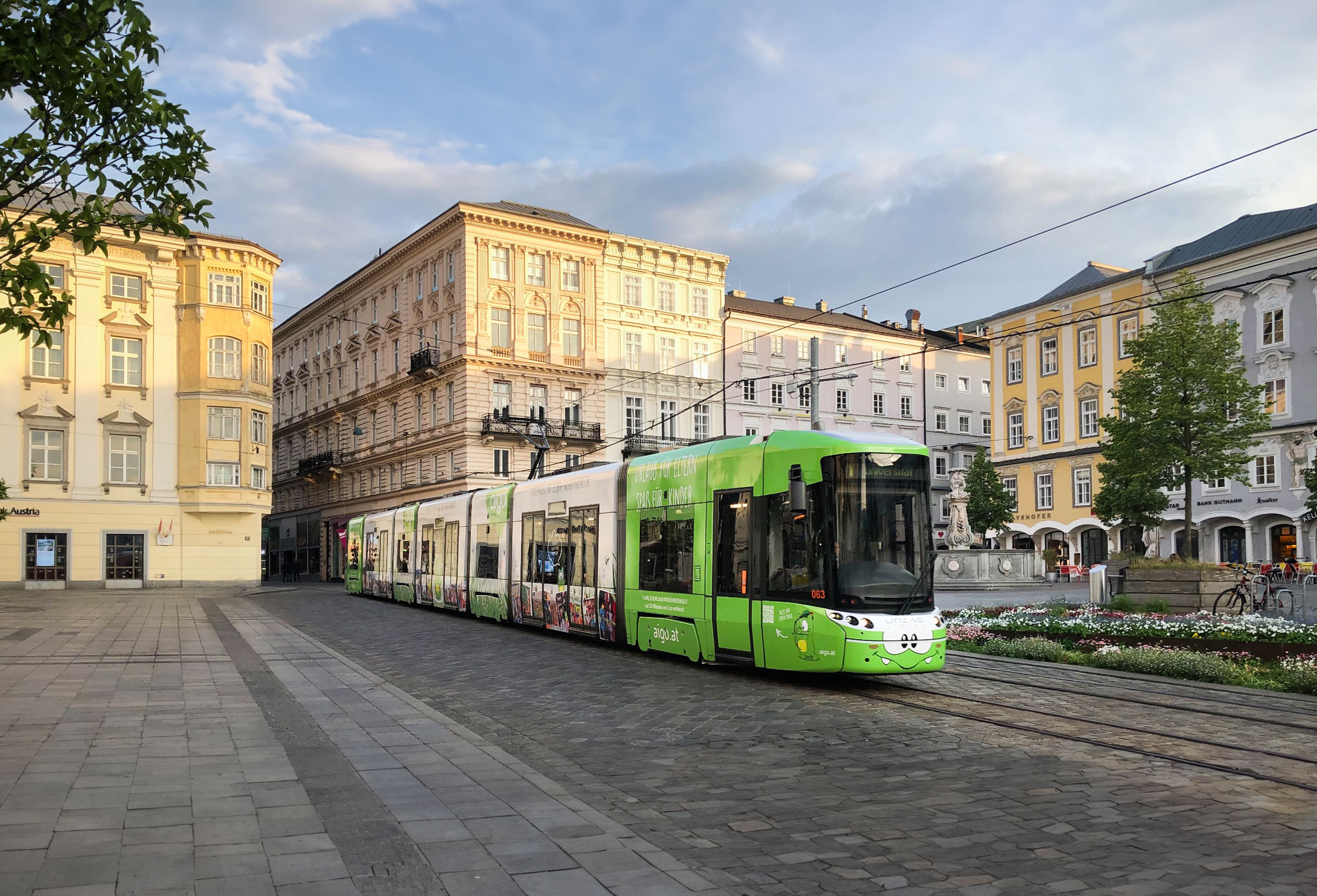 Straßenbahn mit AIGO Beschriftung am Linzer Hauptplatz - AIGO Familienhotel