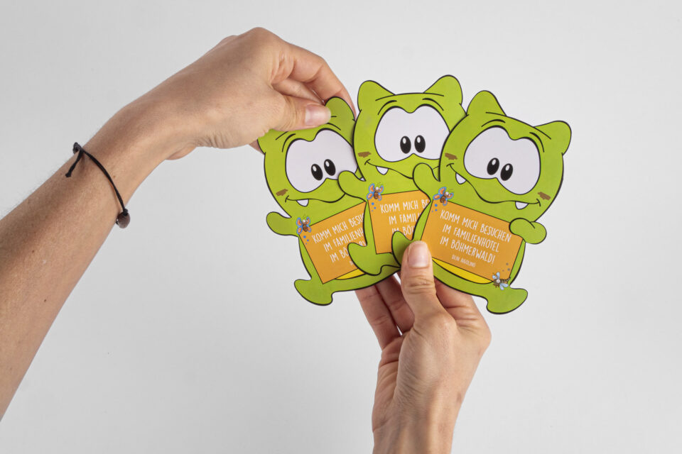 Flyer und Gutschein im Stil des AIGO Maskottchens - AIGO Familienhotel