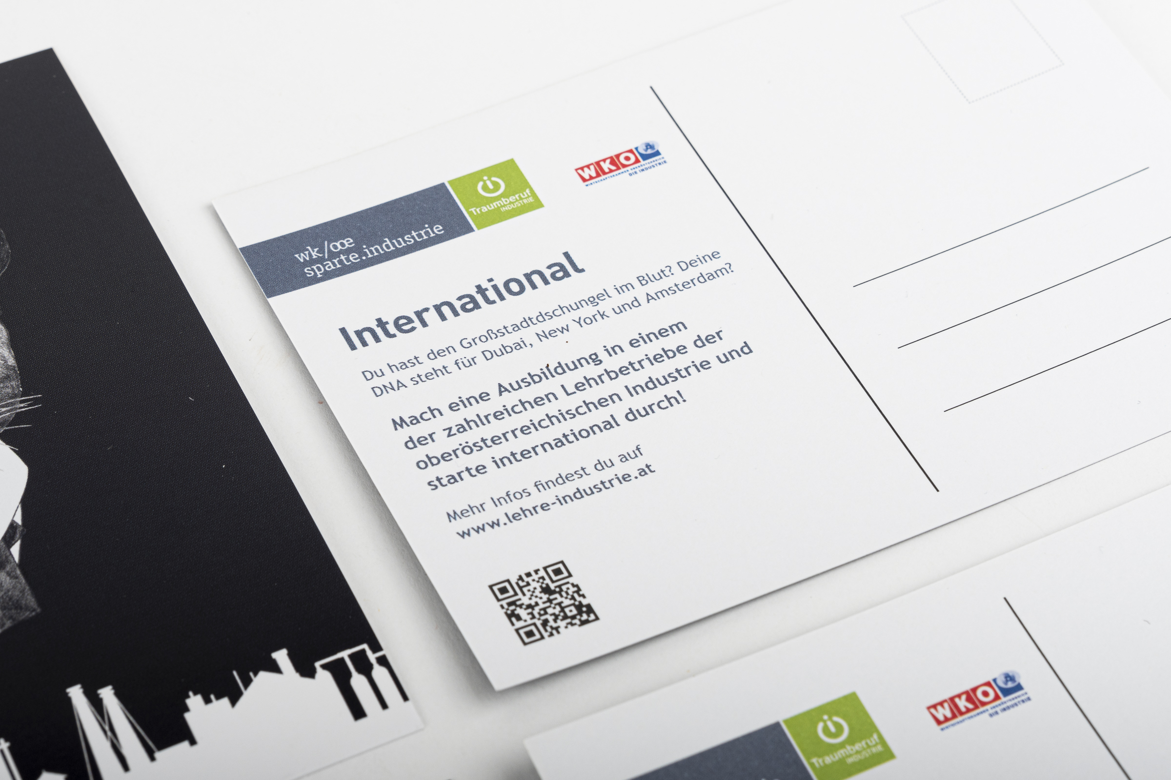 Detailaufnahme Postkarte WKO Rückseite. Texte, Logos und QR Code.