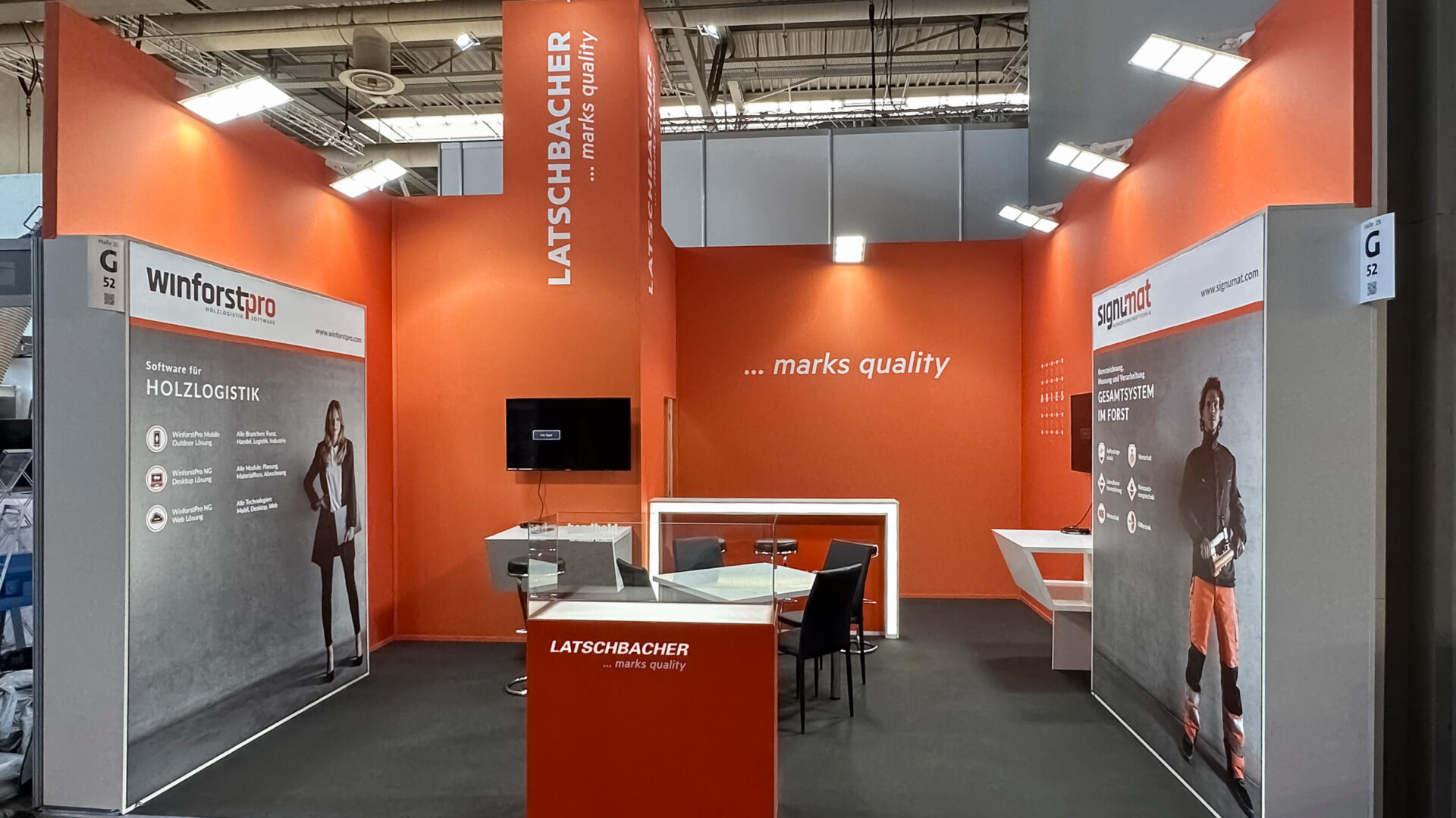 Oranger Messestand Latschbacher
