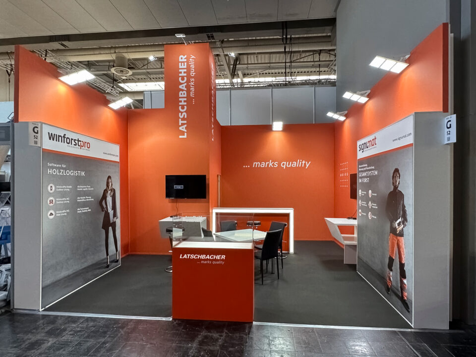Oranger Messestand Latschbacher