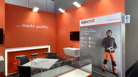 Oranger Messestand Latschbacher