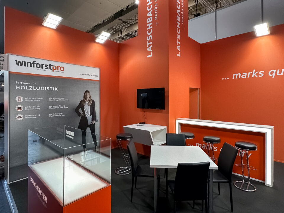 Oranger Messestand Latschbacher