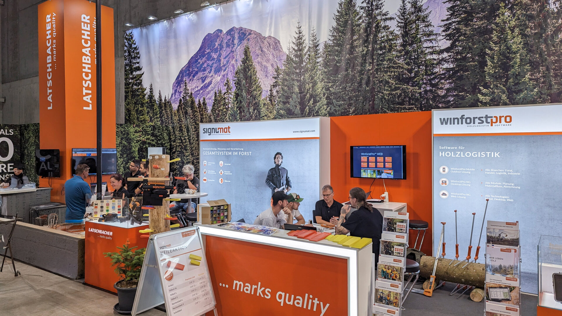 Messestand Latschbacher mit riesigem Waldbild-Hintergrund