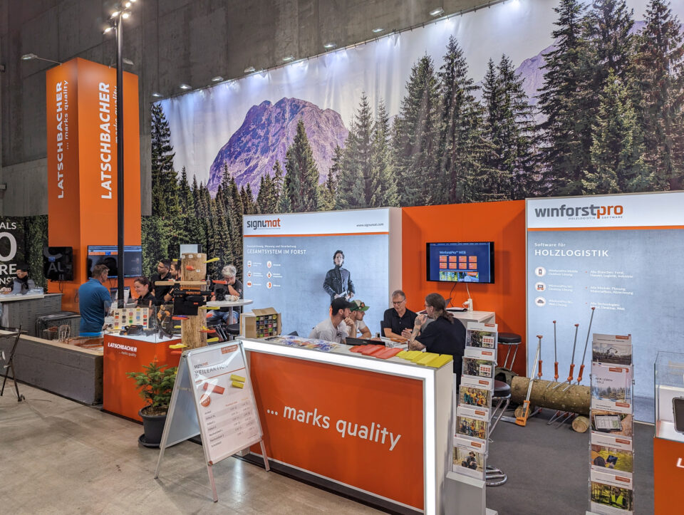 Messestand Latschbacher mit riesigem Waldbild-Hintergrund