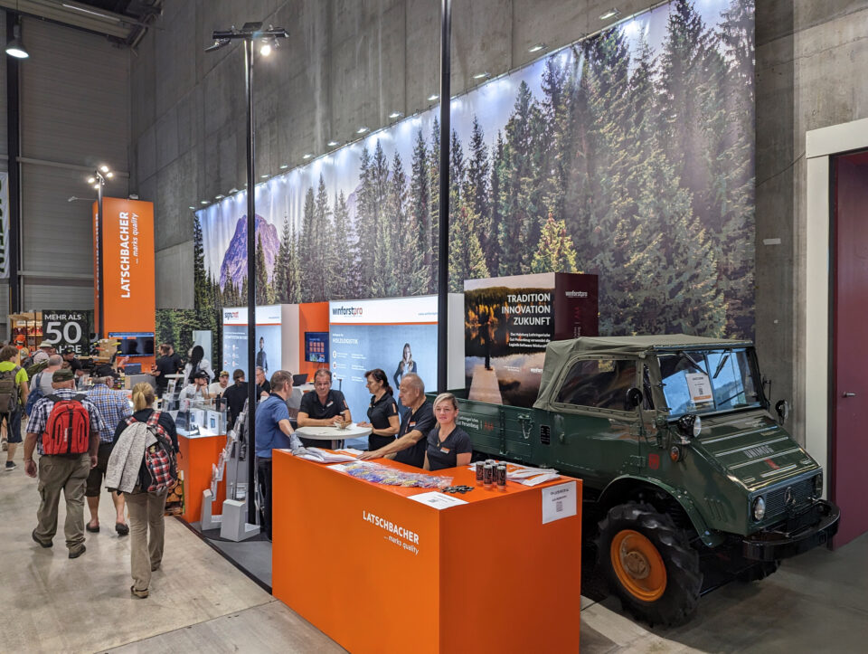 Messestand Latschbacher mit riesigem Waldbild-Hintergrund