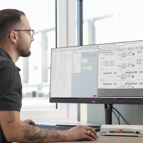 MItarbeiter im Berufsalltag bei WILLENIG vorm PC