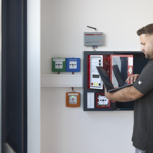 MItarbeiter im Berufsalltag bei WILLENIG bei Brandmeldeanlage