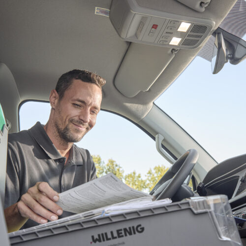 MItarbeiter im Berufsalltag bei WILLENIG im Auto