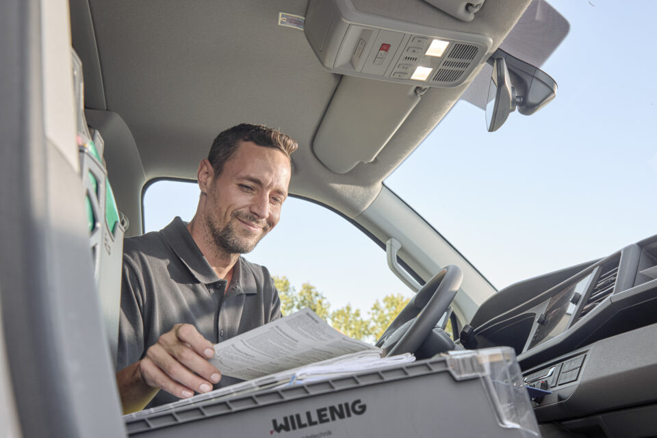 MItarbeiter im Berufsalltag bei WILLENIG im Auto
