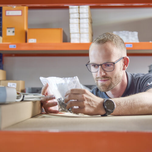 MItarbeiter im Berufsalltag bei WILLENIG im Lager