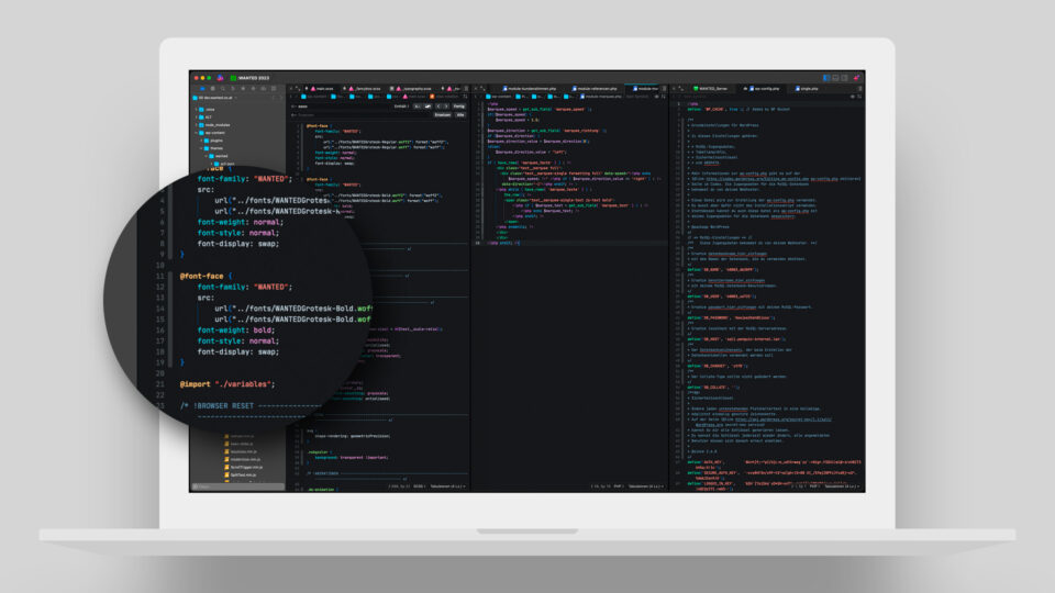 Laptop mit CSS Code am Bildschirm