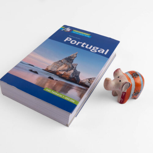 Bild vergrößern - Reiseführer Portugal und eine Elefantenfigur als Mitbringsel Reiseführer Portugal und eine Elefantenfigur als Mitbringsel