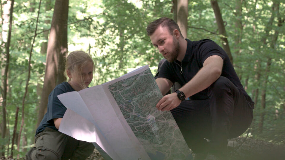 Vater und Kind studieren Landkarte