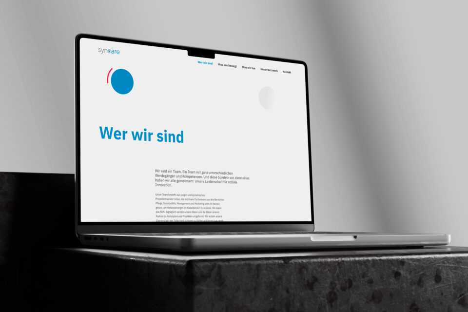 Laptop mit Unterseite von Syncare Website