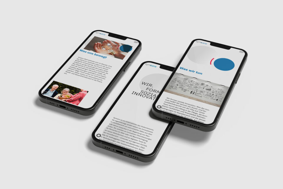 iPhones auf weißem Untergrund mit Unterseiten von Syncare Website