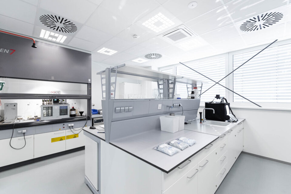 Laboraufnahme mit moderner technischer Ausstattung