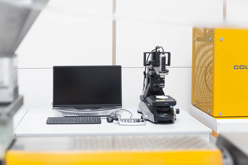 Detailaufnahme eines Bildschirms und Mikroskops im NGR Labor