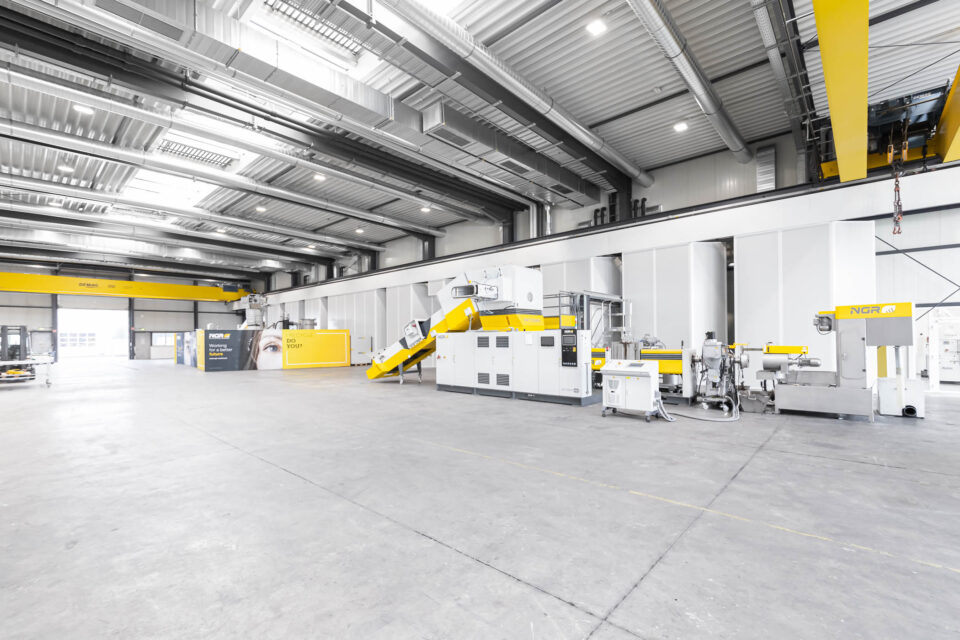 Großflächiges Testcenter mit Recyclinganlagen