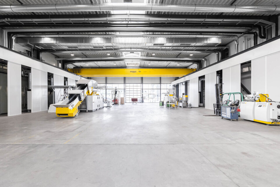 Großflächiges Testcenter mit Recyclinganlagen