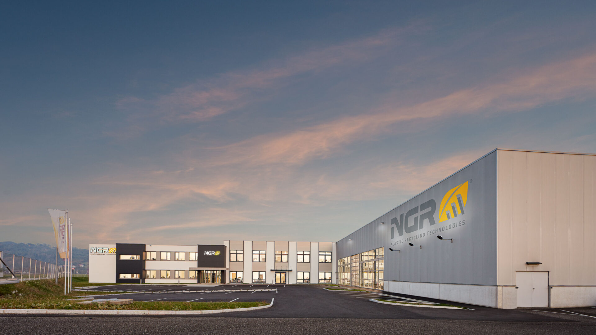 Außenaufnahme des NGR Firmengebäudes bei Dämmerung. Lichter im Gebäude sind eingeschaltet.