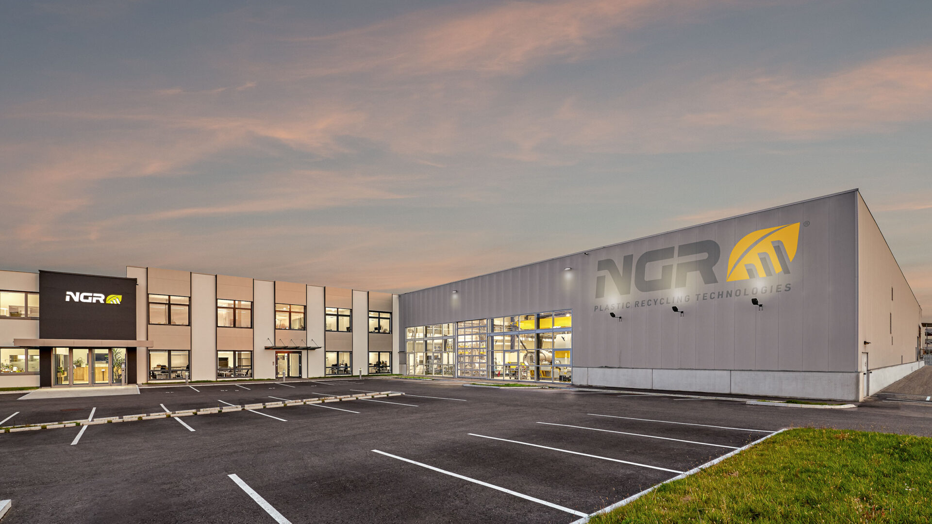 Außenaufnahme des NGR Firmengebäudes bei Dämmerung. Lichter im Gebäude sind eingeschaltet.