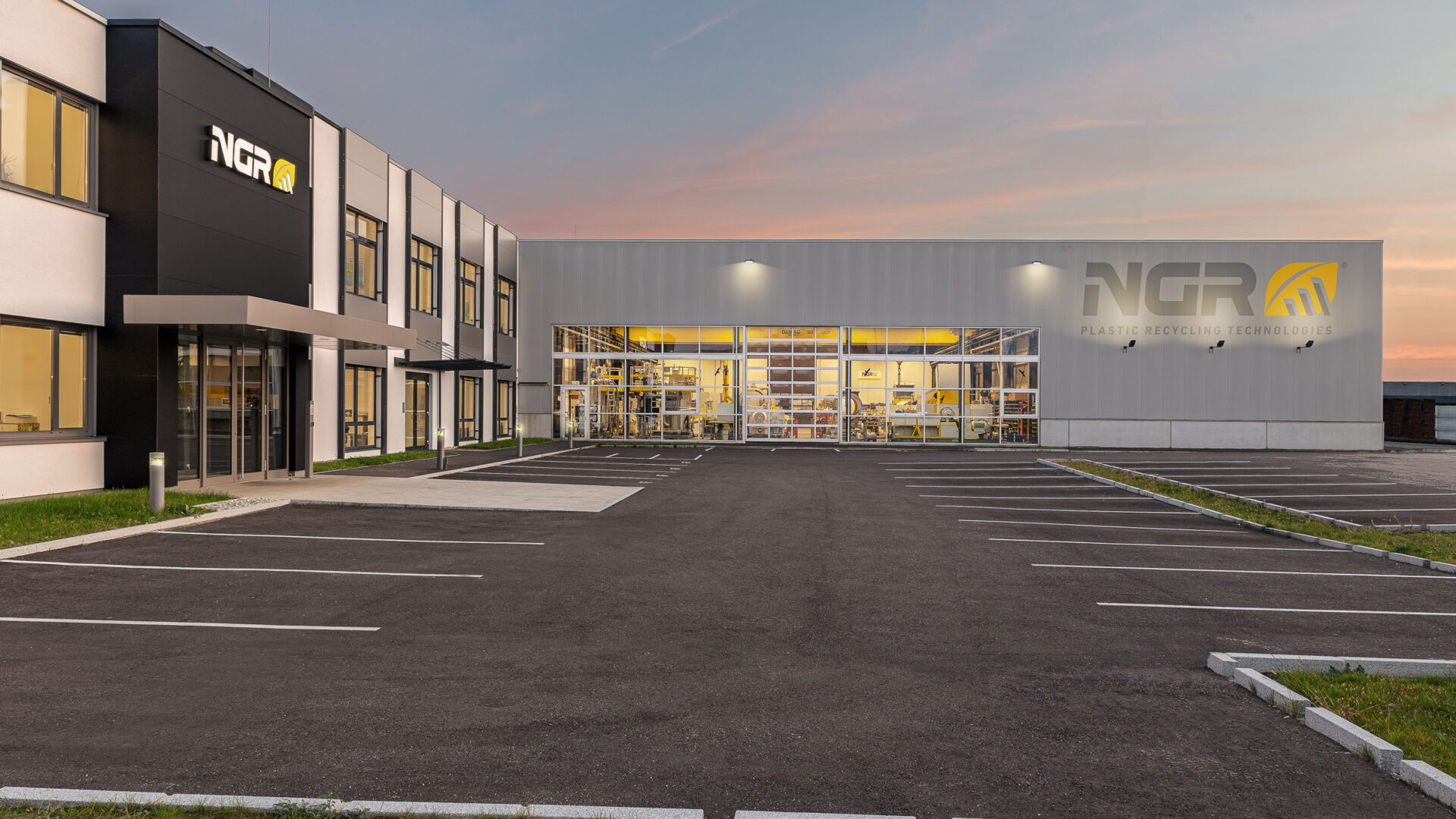 Außenaufnahme des NGR Firmengebäudes bei Dämmerung. Lichter im Gebäude sind eingeschaltet.