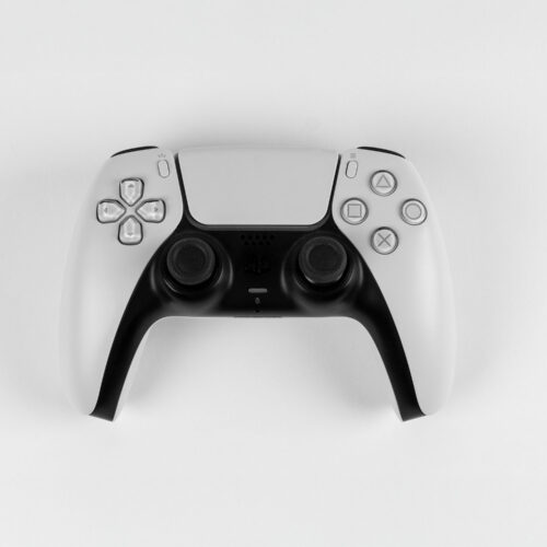 Tamara spielt Single-Player Action-Adventure Games wie Witcher 3, God of War und viel mehr, können die leidenschaftliche Gamerin nächtelang fesseln.